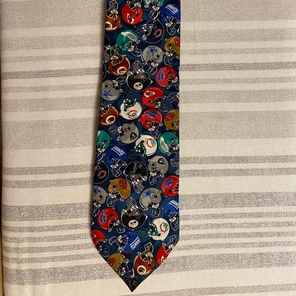Men’s Tie - Picture 1 of 3